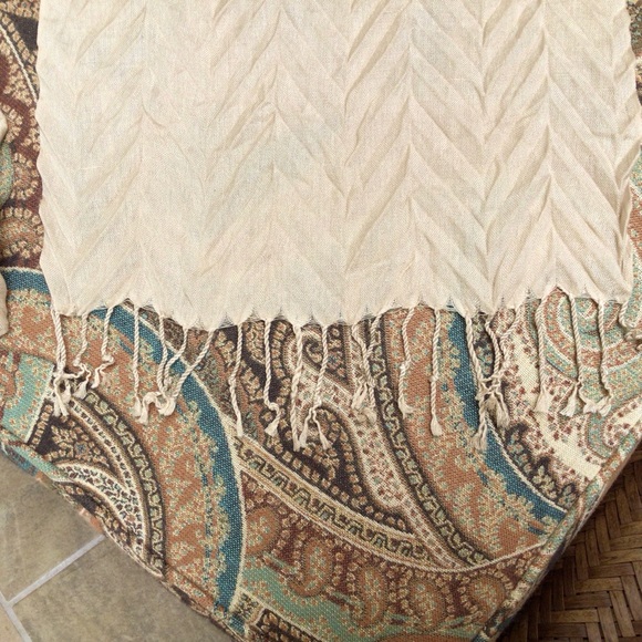 Ladies fashion scarf with fringe. - Picture 2 of 4